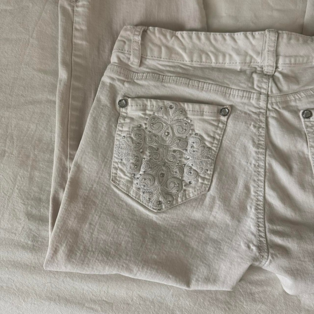 White Y2K embroidered capri jeans - Picture 3 of 6